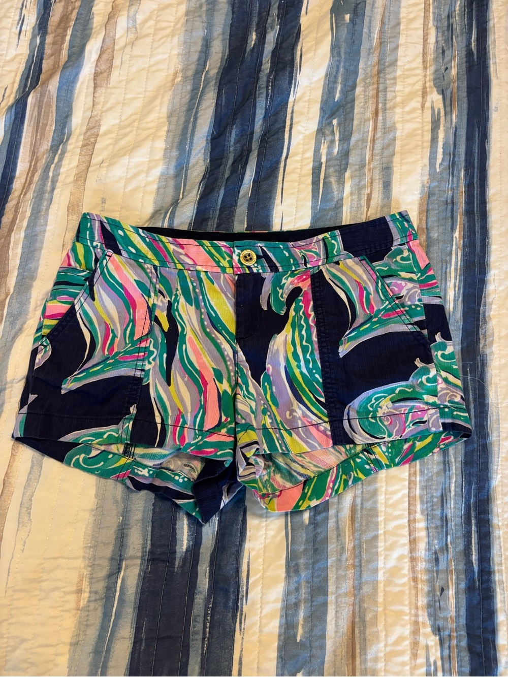 Lilly Pulitzer Women's Shorts with Multicolor Wave Print - Navy Base